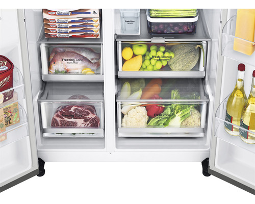 Innenansicht eines Kühlschranks mit Lebensmitteln in Gefrier- und Frischezonen