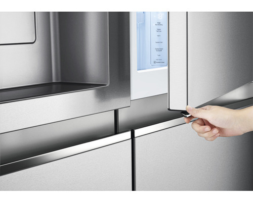 Detailansicht eines Kühlschranks mit Wasser- und Eisspender in Edelstahloptik, bei dem eine Hand den Griff des Gefrierfachs öffnet