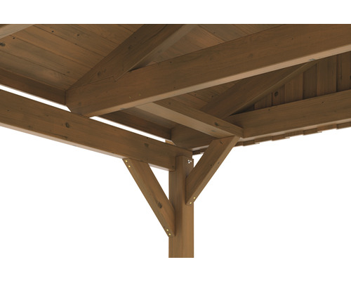 Vue détaillée d''une pergola en bois avec des poutres de support en bois et une structure de toit.