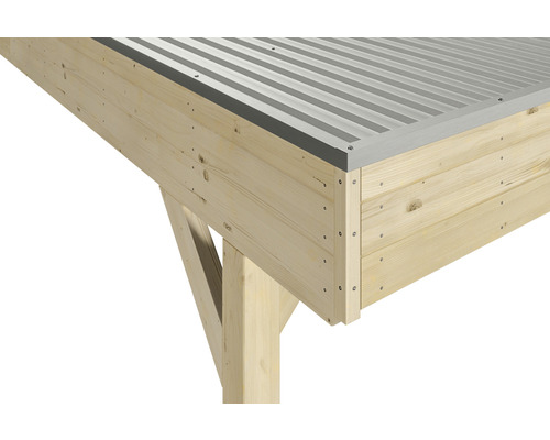 Vue détaillée d''une construction en bois avec un toit en métal.