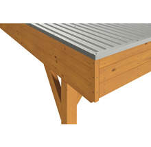 Detailansicht einer Holzkonstruktion mit Metalldach