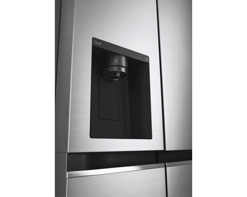 Gros plan d''un réfrigérateur avec distributeur d''eau et logo LG ThinQ