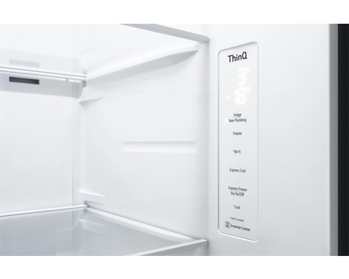 Vue intérieure d''un réfrigérateur avec écran Thinq pour l''affichage et le contrôle de la température