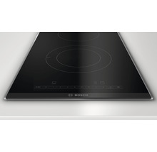Plaque de cuisson vitrocéramique avec commandes tactiles et logo Bosch