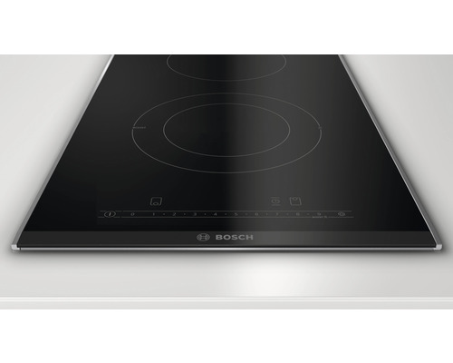 Plaque de cuisson vitrocéramique avec commandes tactiles et logo Bosch