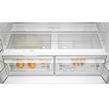 Innenansicht eines Kühlschranks mit Gemüse, Obst und Fisch in den VitaFresh-Schubladen
