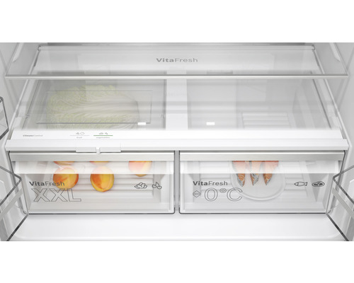 Innenansicht eines Kühlschranks mit Gemüse, Obst und Fisch in den VitaFresh-Schubladen