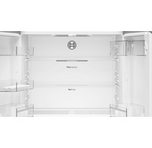 Innenansicht eines Kühlschranks mit Flex Interior und No Frost Funktion sowie Bosch Logo.