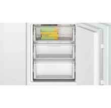 Geöffneter Gefrierschrank mit drei Gefrierfächern und No Frost Funktion