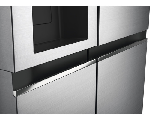 Detailaufnahme eines Kühlschranks aus Edelstahl mit Eiswürfelspender