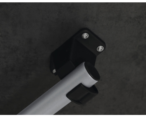 Detailansicht einer Wandhalterung mit Schrauben und einer Stange