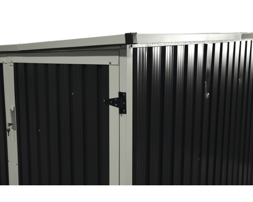 Detailansicht eines Gartenhauses mit Metallverkleidung