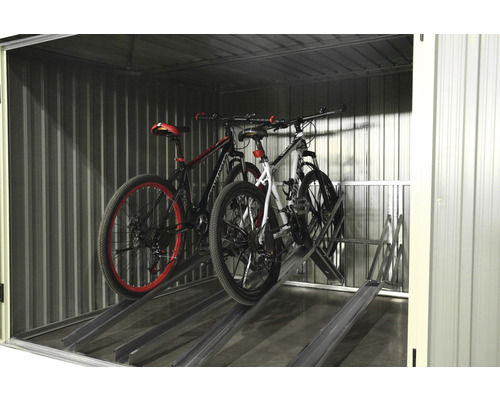 Fahrräder in einem Fahrradschuppen mit Fahrradständer
