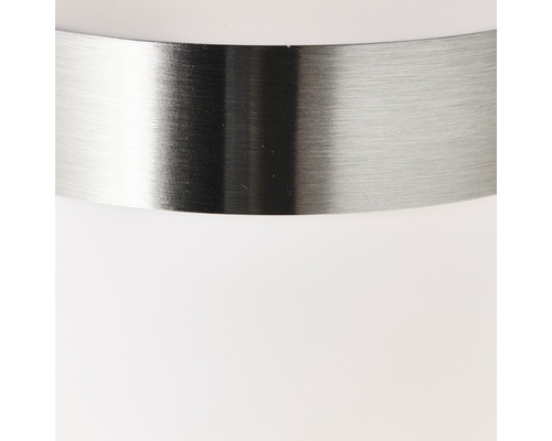 Vue détaillée d''une lampe avec une bande métallique