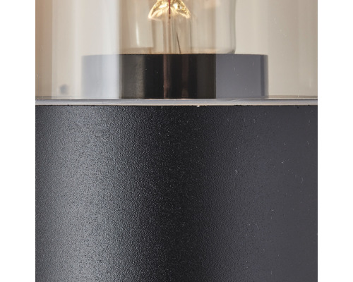 Gros plan d''un luminaire d''extérieur avec abat-jour transparent