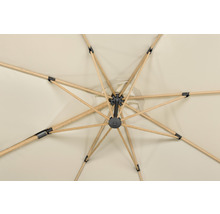 Unteransicht eines Sonnenschirms mit Holzrippen