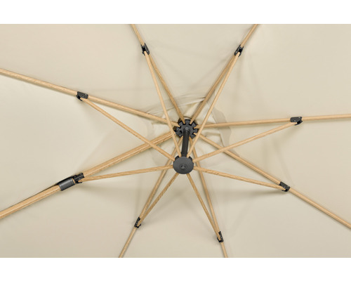 Unteransicht eines Sonnenschirms mit Holzrippen