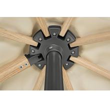 Detailansicht von der Unterseite eines Sonnenschirms mit Holzstreben und einem dunklen Mast