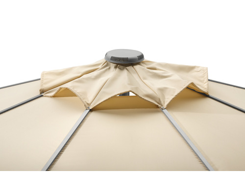 Vue détaillée de la partie supérieure d''un parasol beige avec ventilation