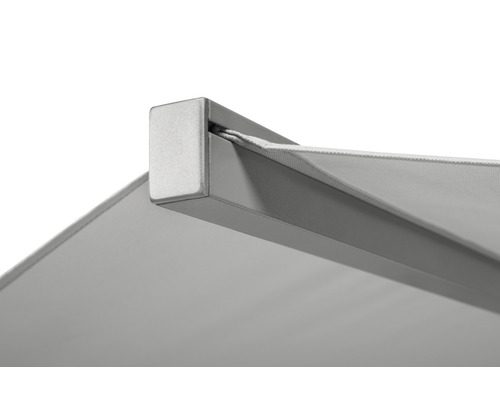 Vue détaillée d''un store avec cadre en aluminium et revêtement en tissu