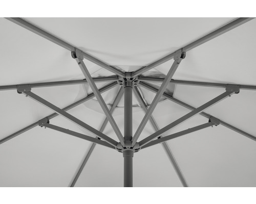 Vue détaillée du dessous d''un parasol avec armature en métal