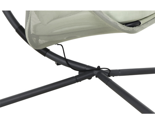 Detailansicht eines Hängesessels mit Metallgestell und Netzgewebe