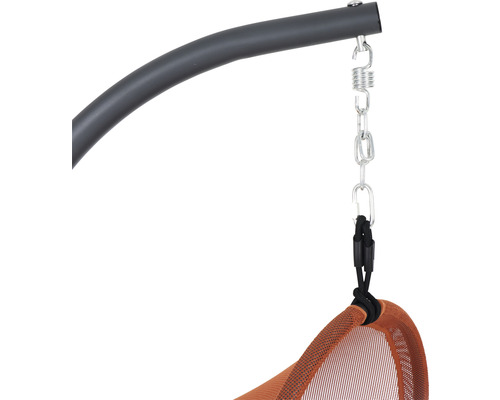 Detailaufnahme eines Hängesessels mit Stahlrahmen, Feder und Kette zur Aufhängung