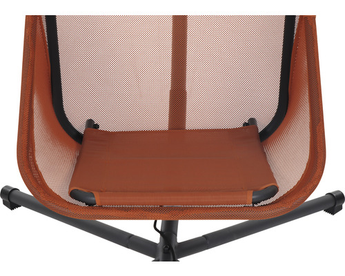 Detailansicht eines Gartenstuhls mit Netzbespannung und Metallgestell