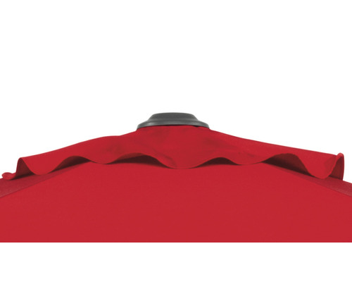 Detailaufnahme eines roten Sonnenschirms mit grauer Spitze.