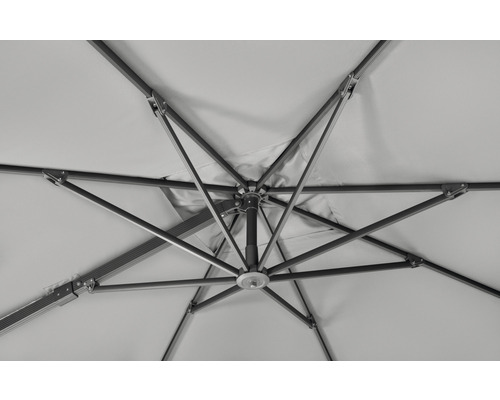 Blick von unten auf einen geöffneten Sonnenschirm mit Metallgestell