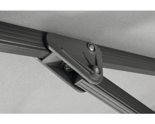 Detailaufnahme eines Sonnenschirms mit Streben und Schrauben.