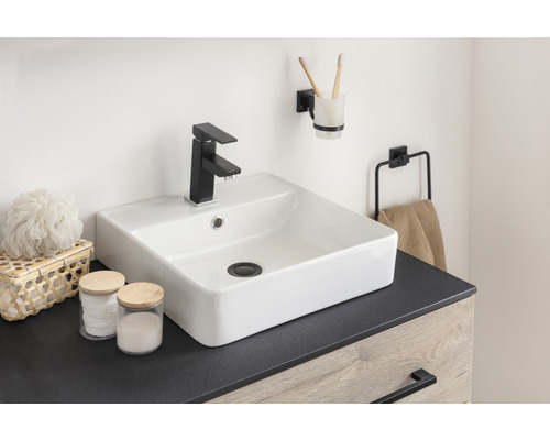 Badezimmer Waschtisch mit Armatur, Handtuchhalter und Badaccessoires