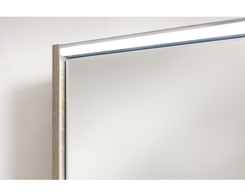Vue détaillée d''un miroir avec cadre en bois et éclairage intégré