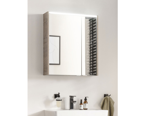 Armoire de toilette avec éclairage au-dessus d''un lavabo dans une salle de bain