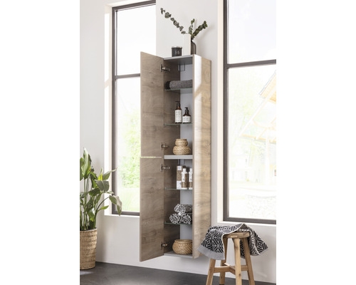 Salle de bains avec armoire haute, étagères et décoration