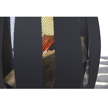 Vue détaillée d''un brasero en métal avec du bois qui brûle