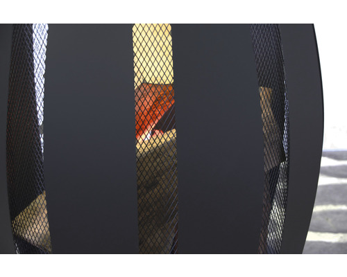 Vue détaillée d''un brasero en métal avec du bois qui brûle