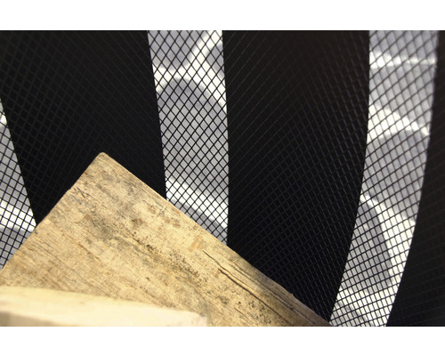 Grillage noir devant des poutres en bois