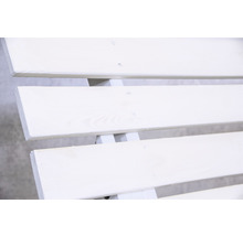 Vue détaillée de lattes en bois fixées par des vis