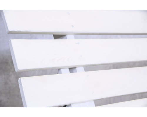 Vue détaillée de lattes en bois fixées par des vis