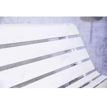 Vue détaillée d''un banc en bois blanc avec sommier à lattes