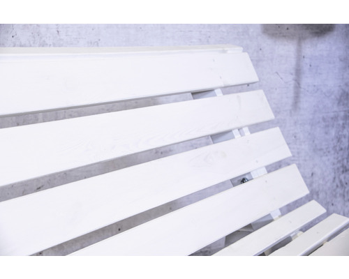 Vue détaillée d''un banc en bois blanc avec sommier à lattes