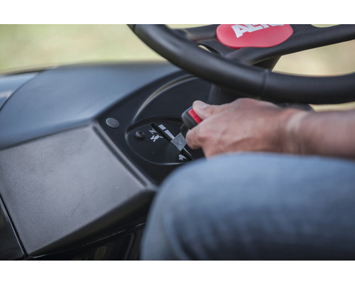 Gros plan du panneau de commande d''une tondeuse autoportée avec le logo d''AL-KO