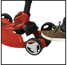Einhell Coupe-bordures avec guide-roue en utilisation, le pied actionne la fonction