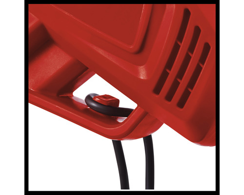 Detailaufnahme einer Kabelzugentlastung an einem Gartengerät