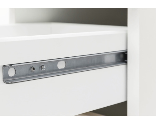 Detailaufnahme einer Schublade mit Metallschienen