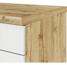 Gros plan d''une armoire avec surface en bois et tiroirs blancs