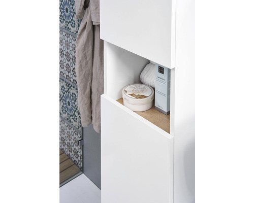 Gros plan d''une armoire de salle de bains blanche avec des compartiments ouverts pour ranger des produits cosmétiques