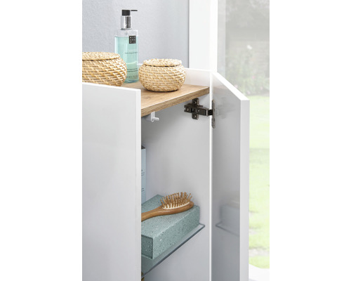 Armoire haute de salle de bains avec compartiment ouvert, étagères et accessoires de salle de bains.