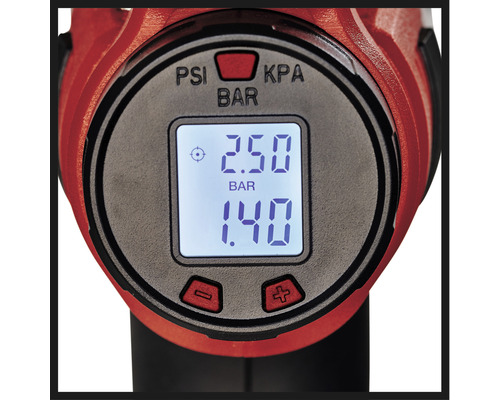 Gros plan de l'écran numérique d'une pompe à air affichant la pression en PSI, KPA et bars